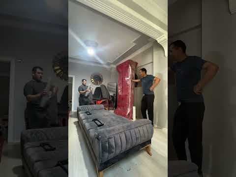 BGC Nakliyat ekibi tarafından evden eve nakliyat öncesinde koltukların profesyonel şekilde streç film ve koruyucu malzemelerle paketlenmesi.