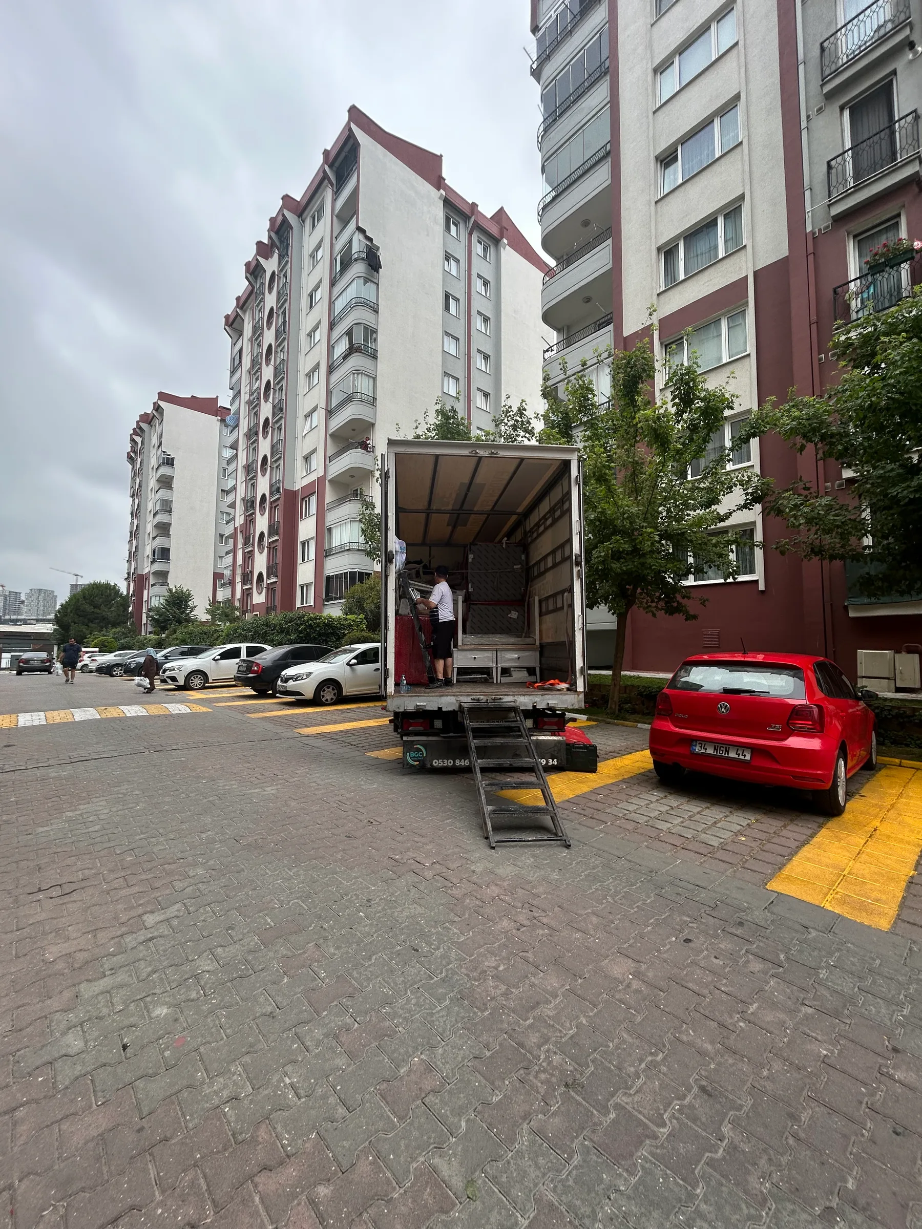 BGC Nakliyat personeli ev eşyalarını taşıma aracına güvenli ve düzenli şekilde yüklüyor.